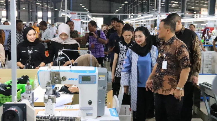 Gubernur Jawa Tengah Bersama Bupati Brebes Tinjau Industri Padat Karya PT GEI