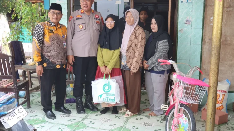 Kapolres Tegal Serahkan Bantuan Sosial untuk Kakak Beradik Pejuang Sekolah