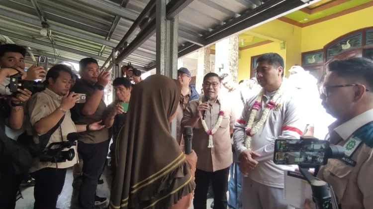 Menteri PKP Meninjau Langsung Warga Penerima Bantuan Bedah Rumah di Brebes