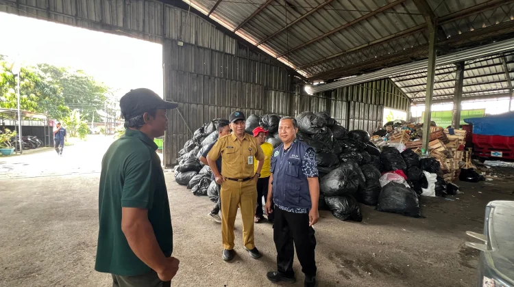DLHPKP Purbalingga Lakukan Kunjungan Studi Tiru Pengelolaan Sampah di Sokaraja