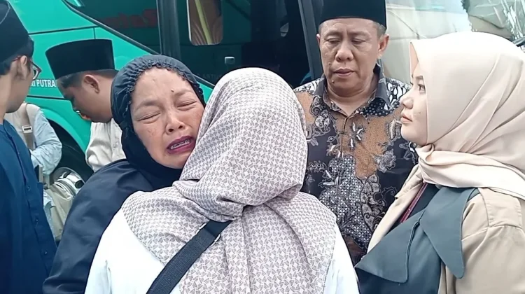 Isak Tangis Iringi Keberangkatan Jemaah Calon Haji Banjarnegara ke Tanah Suci