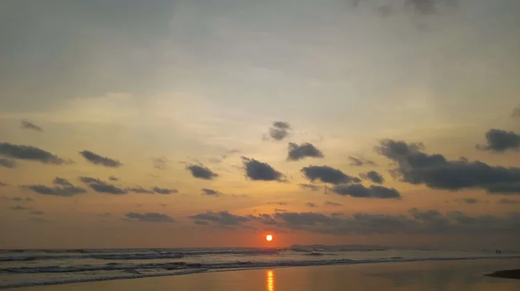 Pantai Widarapayung Cilacap: Pantai Tenang dengan Sunset yang Nggak Kalah Cantik