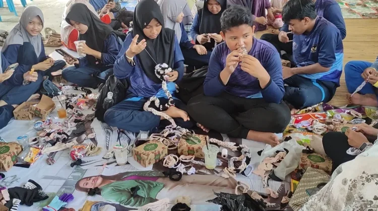 Workshop Pengolahan Sampah Warnai Hut Ke-10 Bank Sampah Mawar Biru