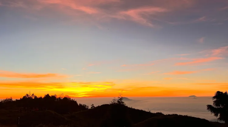 Keajaiban Pagi di Ketinggian: Menikmati Golden Hour di Puncak Gunung