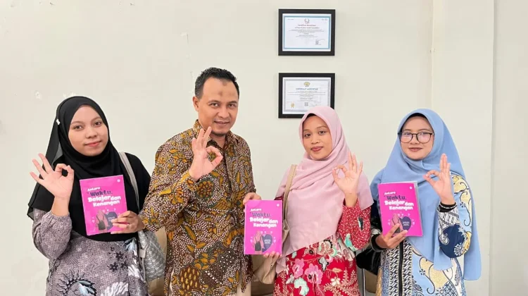 Tiga Mahasiswi PAI UMP Abadikan Pengalaman Magang dalam Buku