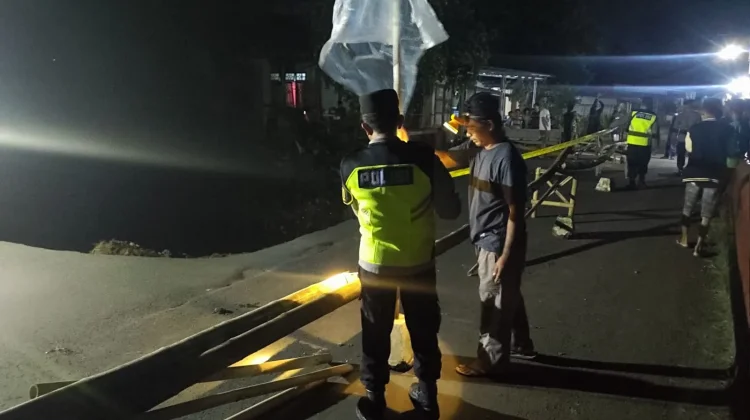 Jembatan Sungai Pranji Sidakangen Ambruk, Polsek Kalimanah Pasang Garis Polisi