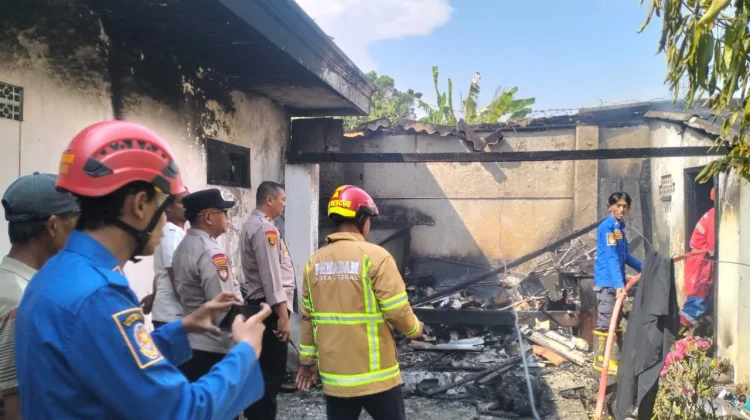 Polisi dan Damkar Sigap Padamkan Kebakaran Gudang di Dukuhturi