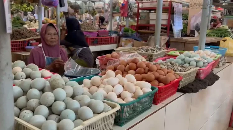 Harga Telur di Pasar Manis Purwokerto Turun Jadi Rp25 Ribu per Kilogram