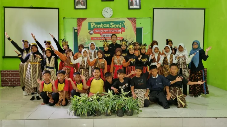 Siswa Kelas 4 SDN Karangnangka Kedungbanteng Gelar Pentas Seni