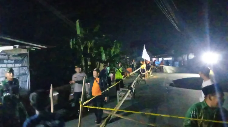 Lalu Lintas Kendaraan di Desa Sidakangen Terhambat karena Jembatan Ambrol