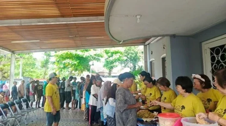 Dapur Kasih: Pelayanan Makan Gratis yang Hangatkan Kebersamaan di Teras Gereja