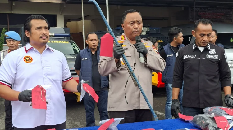 Polresta Cilacap Serahkan Mobil Ambulan Desa Penggalang, Hasil Ungkap Kasus