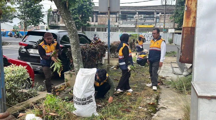 Gerakan Indonesia Asri, DPU Banyumas Bersihkan Drainase Tepi Jalan Merdeka