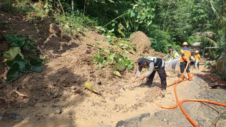 Tanah Longsor Tutup Jalan di Panusupan Purbalingga