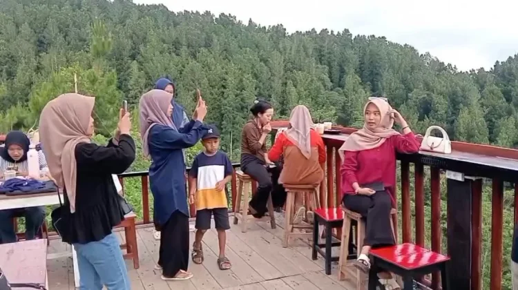 Ngopi Ditengah Hutan Pinus, Kawungan Coffee Jadi Destinasi Favorit Wisatawan