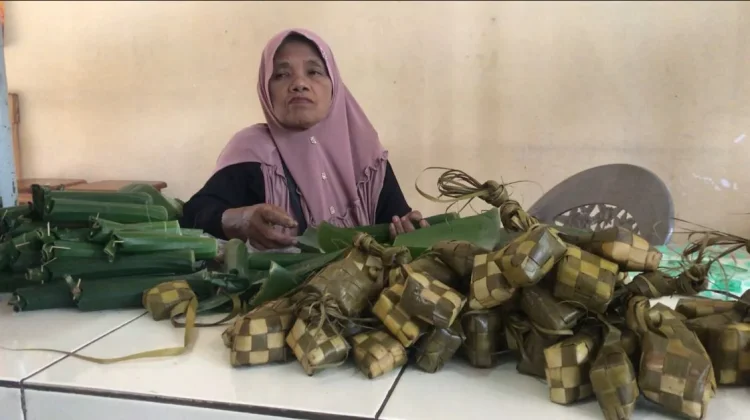 Jelang Idul Adha, Permintaan Lontong-Ketupat Meningkat Tajam