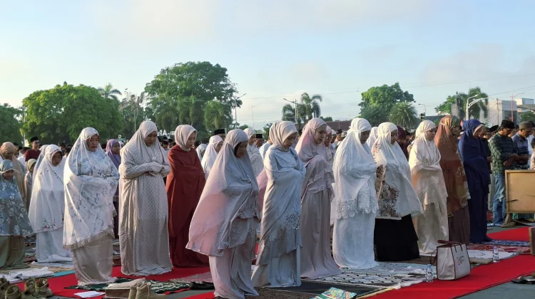 Ribuan Jamaah Padati Alun-alun Cilacap, Pemkab Serukan Solidaritas dan Kepedulian