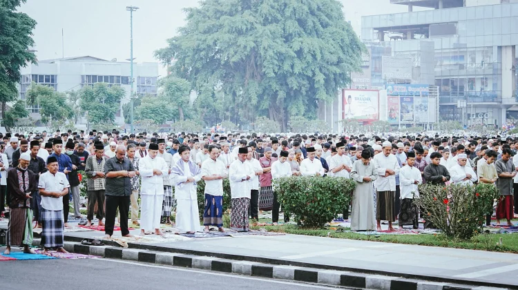 Khidmat, Ribuan Warga Salat Iduladha di Alun-Alun Purwokerto