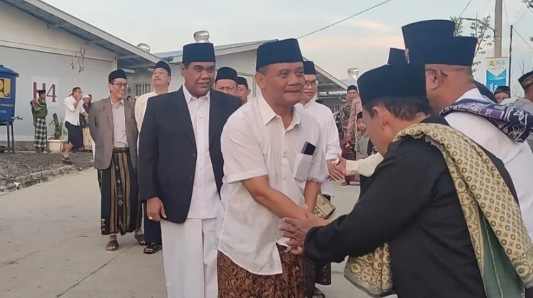 Gubernur Jateng Salat Iduladha bersama Warga Huntara Desa Padasari