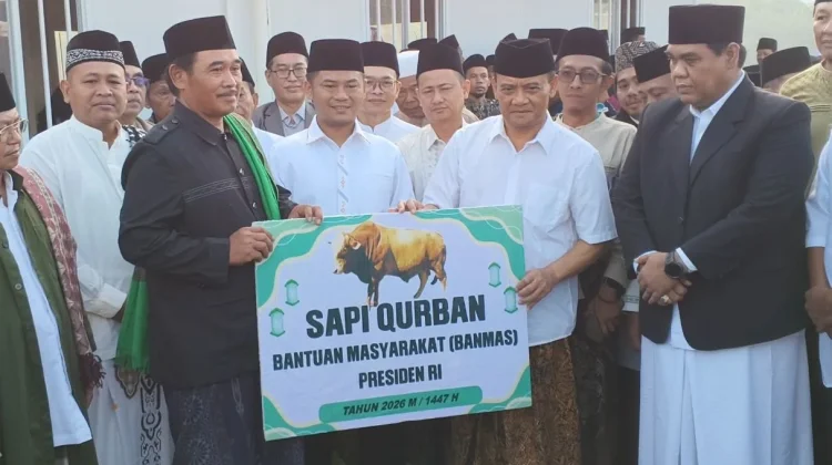 Gubernur Jateng Serahkan Bantuan Sapi Kurban untuk Warga Huntara Padasari