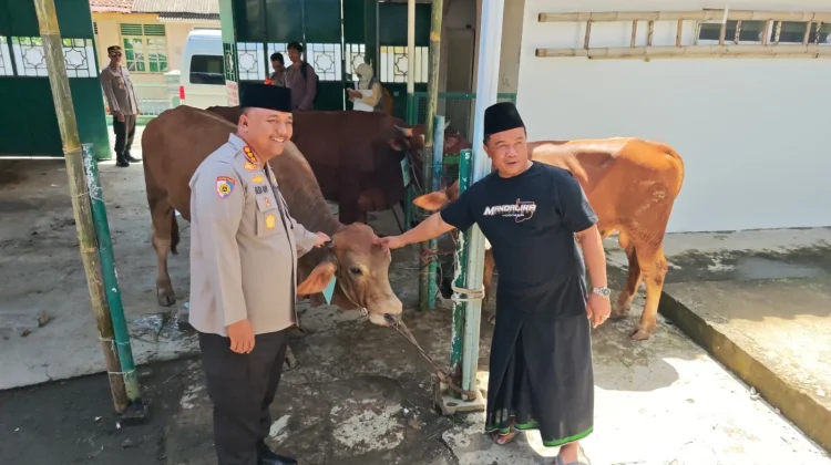 Iduladha, Kapolresta Cilacap Salurkan Hewan Kurban ke Masjid Agung Darussalam