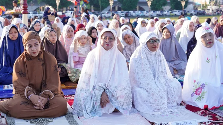 Salat Iduladha di Alun-Alun Kebumen: Bupati Lilis Salat Bersama Ribuan Warga