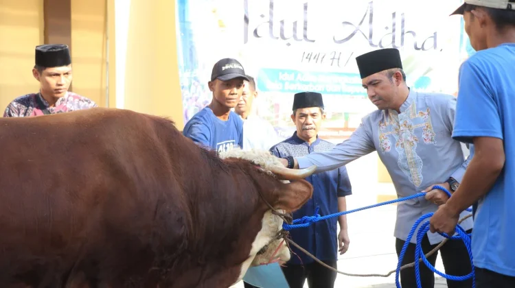 Polres Tegal Salurkan Hewan Kurban kepada Masyarakat dan Pondok Pesantren