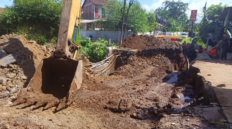 Jalan Amblas di Prompong-Ketenger, Perbaikan Diperkirakan Tiga Pekan