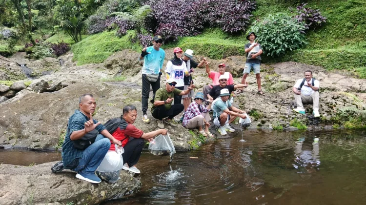 Dari Alumni untuk Alam: 1.400 Benih Ikan Melem Ditebar di Dua Curug Ikonik Banyumas