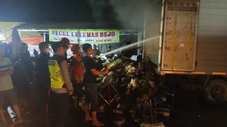 Kebakaran Truk Paket di Adiwerna, Kerugian Jutaan Rupiah
