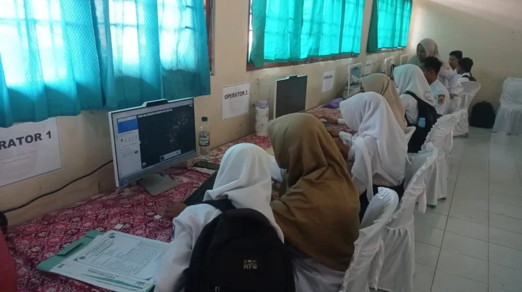 Dua Pasang Siswa Kembar Kompak Daftar SMAN 1 Sigaluh saat Pembukaan SPMB