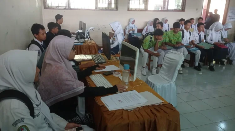 Hari Kedua SPMB, Ratusan Calon Siswa Datangi SMAN 1 Sigaluh