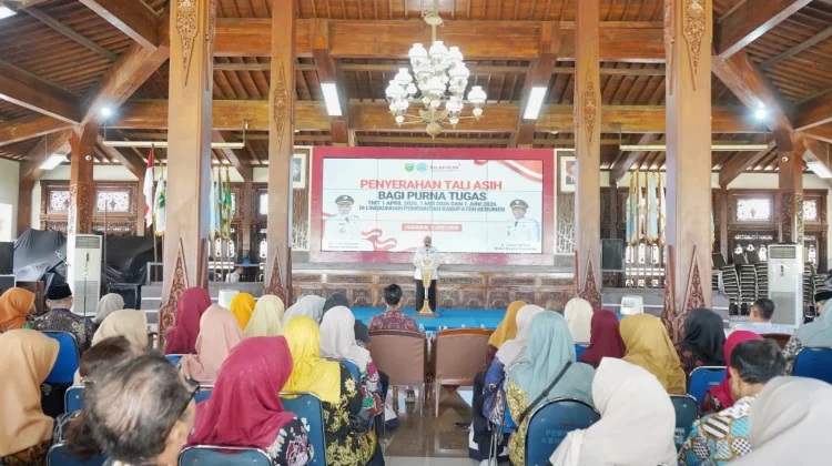 Pemkab Kebumen Serahkan Tali Asih kepada 155 ASN Purna Tugas