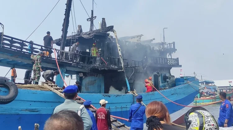 Kapal Terbakar saat Bersandar di kawasan PPN Tegalsari, Diduga Akibat Korsleting