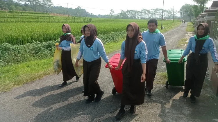 Kader Adiwiyata SMAN 1 Sigaluh Gelar Kerja Bakti Bersih Lingkungan