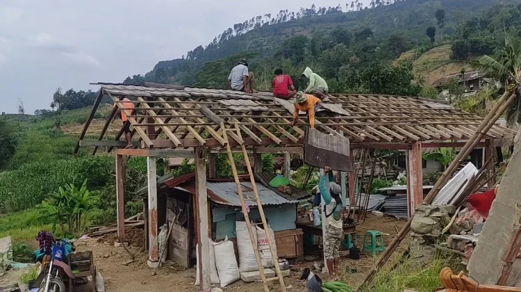 Tak Kebagian Huntara, Warga Padasari Kembali Bangun Rumah di Zona Berbahaya