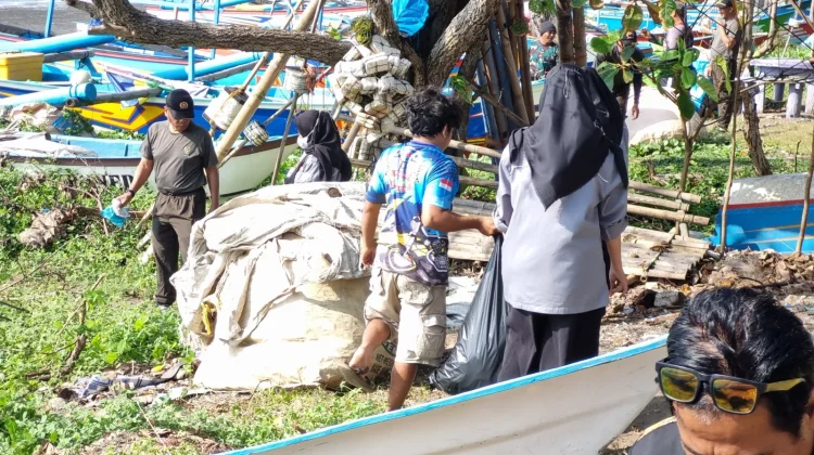 Laut Cilacap Hadapi Ancaman Overfishing dan Sampah Plastik