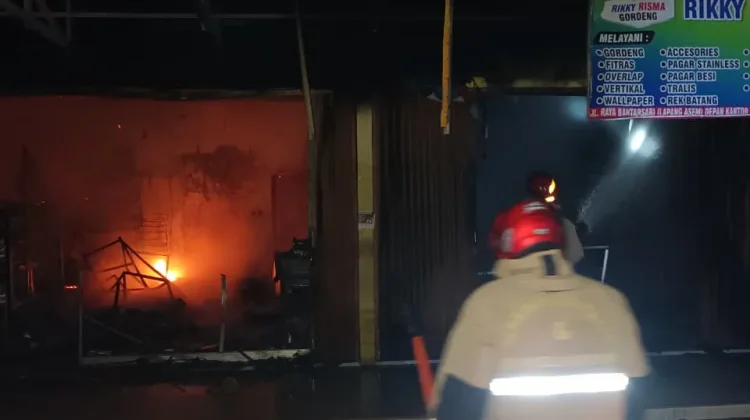 Kebakaran Hebat Hanguskan Ruko Fotokopi dan Toko Gorden di Bantarsari