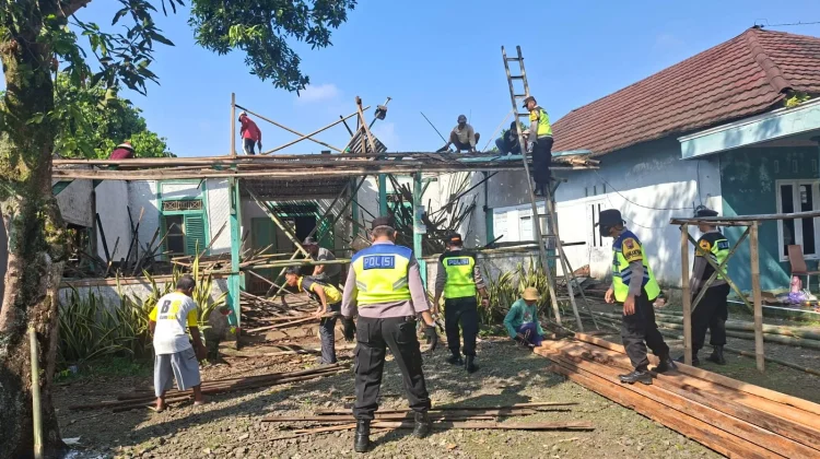Wujud Kepedulian di Hari Bhayangkara ke-80, Polsek Bojongsari Rehab Rumah Warga
