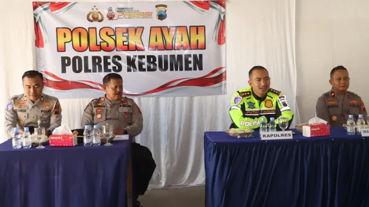 Polres Kebumen Salurkan Bantuan Perlengkapan Sekolah untuk 15 Pelajar di Ayah