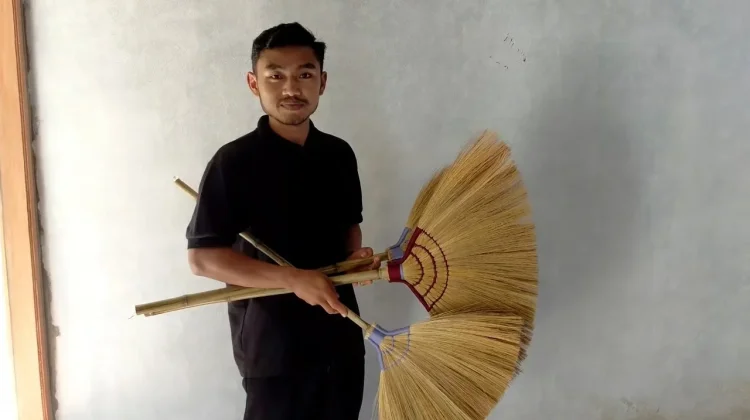 Ditengah Gaji Minim, Guru Honorer Bertahan lewat Kerajinan Sapu Glagah