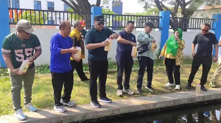 Uji Coba Ekoenzim, Pemkot Tegal Jernihkan Air Saluran Depan Kampus PKTJ  Tegal