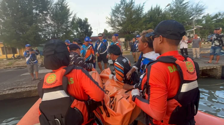 Diduga Terjatuh saat Memancing, ABK Cakra Mandiri Meninggal di Evakuasi Tim SAR