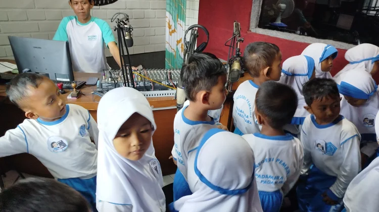 Kenalkan Media Penyiaran Sejak Dini, Puluhan Siswa TK Sambangi Studio Radio Pemkab