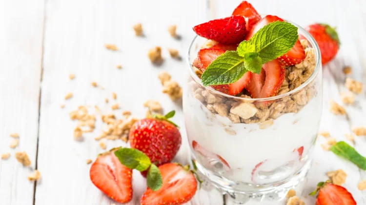 Menu Sarapan Praktis, Parfait Stroberi dan Yogurt Bantu Turunkan Berat Badan