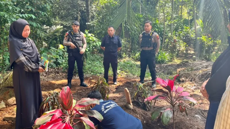 Dikawal Petugas, Narapidana di Banjarnegara Hadiri Prosesi Pemakaman Ibunya