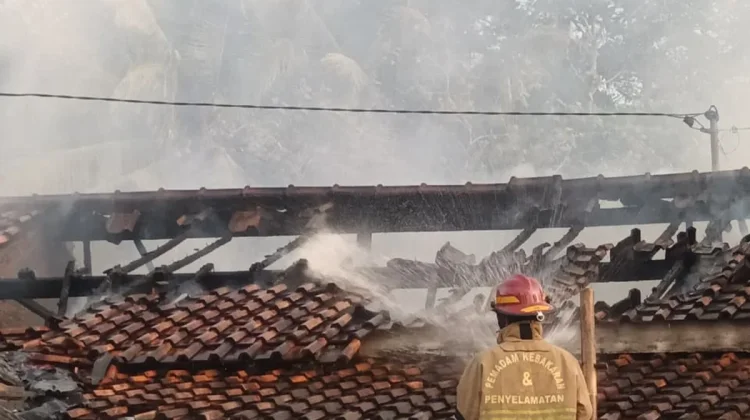 Rumah Warga Sidareja Terbakar, Diduga akibat Korsleting Listrik