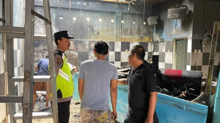 Korsleting Kipas Angin Diduga Picu Kebakaran Garasi Rental Mobil di Kebumen