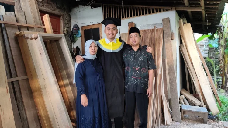 Rifki Romadhan, Anak Tukang Kayu Jadi Wisudawan Terbaik Unsoed