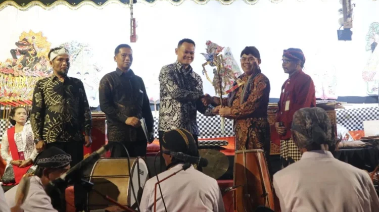 Bupati Fahmi Ajak Warga Lestarikan Wayang di Jambudesa